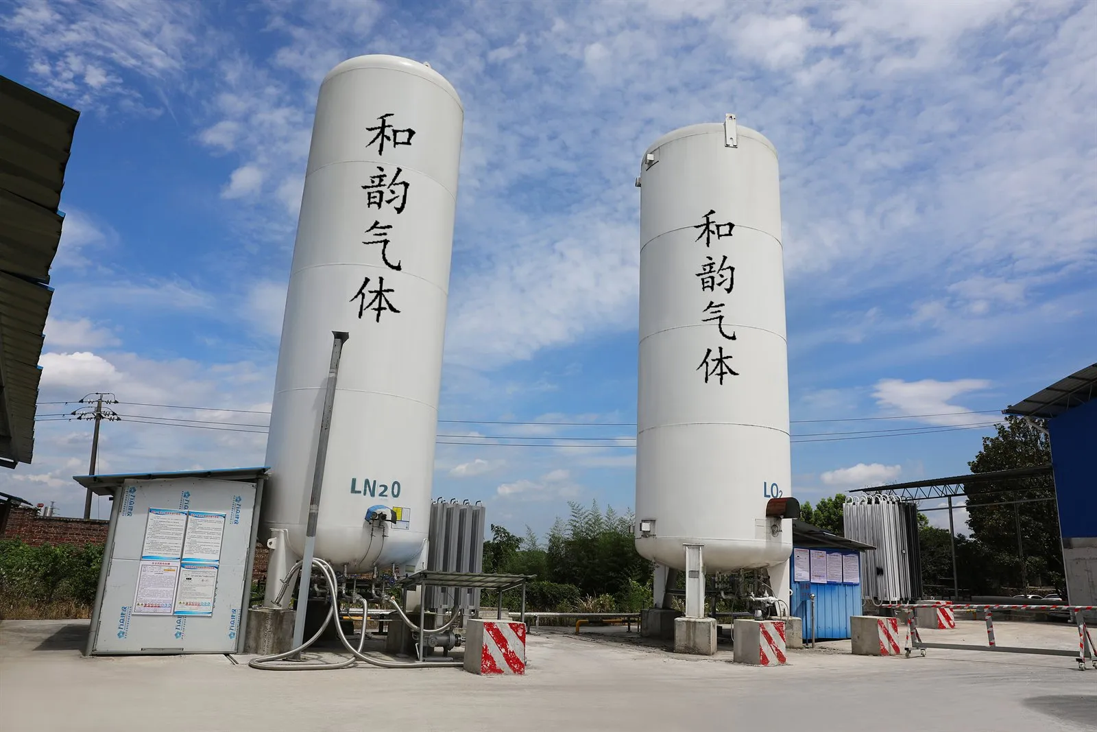 Cryogenic tanks holding liquid N₂O, O₂, CO₂ and argon